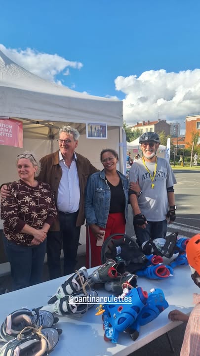 4 personnes se font photographier devant le stand