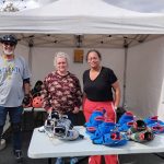 Devant un stand, distribution de patins en prêt